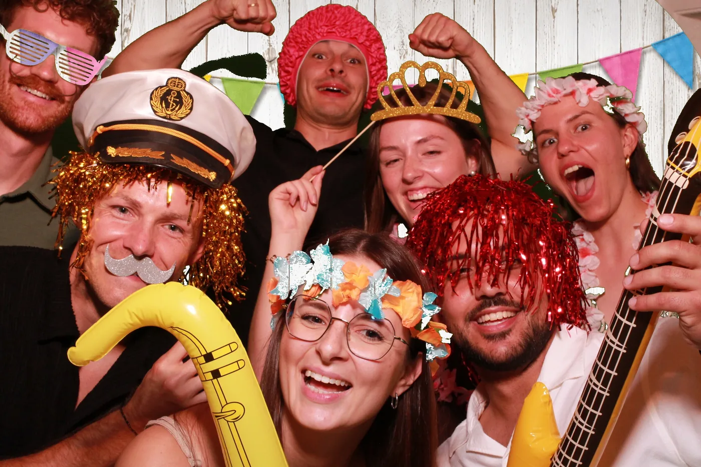Fotobox – Hochzeitsgesellschaft mit Requisiten