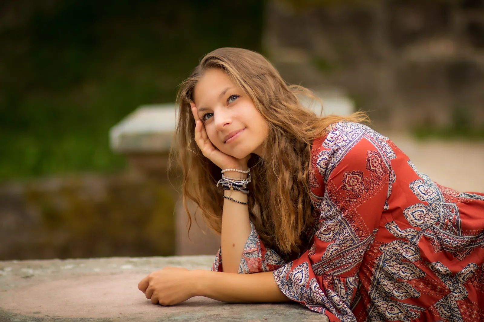 Portrait – An der Mauer
